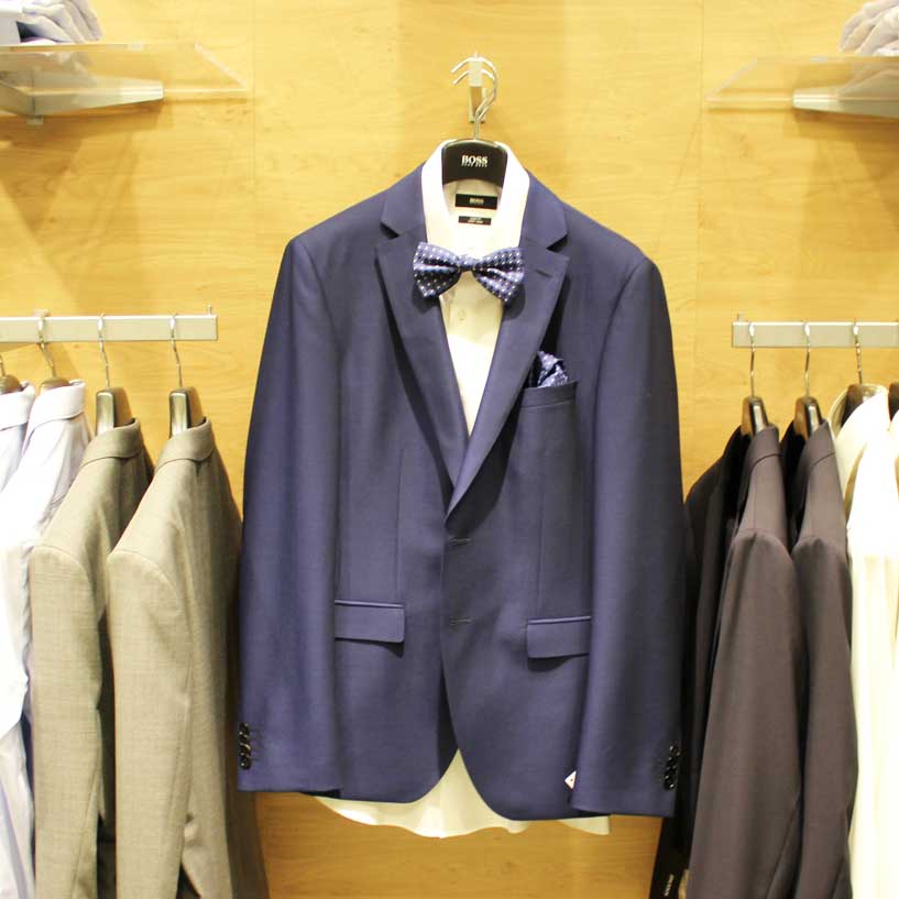 Costume hugo boss bleu, chemise blanche...