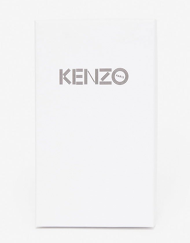 Boîte de Coque Kenzo Motif Tigre et logo KENZO imprimés. Coque légère en plastique.