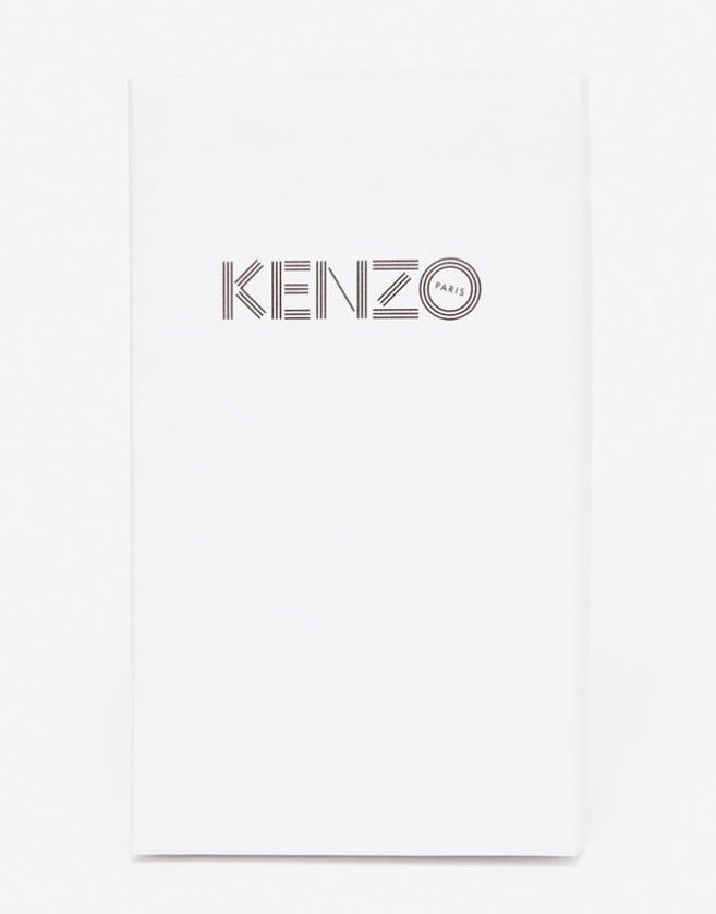 Cette coque transforme instantanément l'iPhone en un accessoire de mode stylé qui incarne parfaitement l'esprit KENZO.