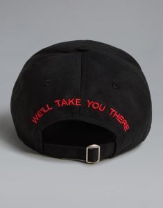 Casquette noire, visière rigide, fermoir réglable.