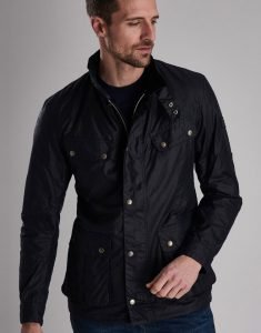 veste Barbour International Duke en coton ciré avec deux poches poitrine en biais et deux poches plaquées plissées inférieures.