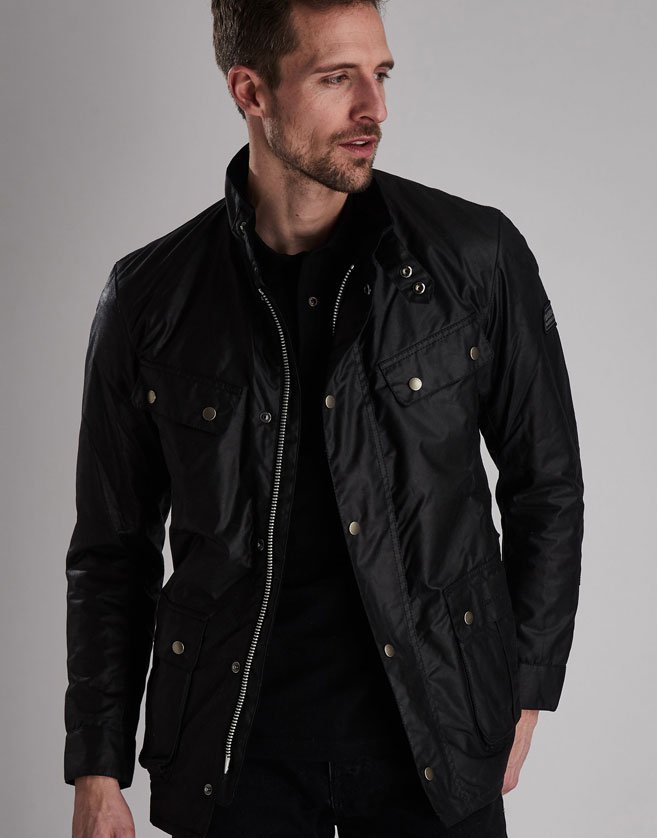 veste Barbour International Duke en coton ciré avec deux poches poitrine en biais et deux poches plaquées plissées inférieures.