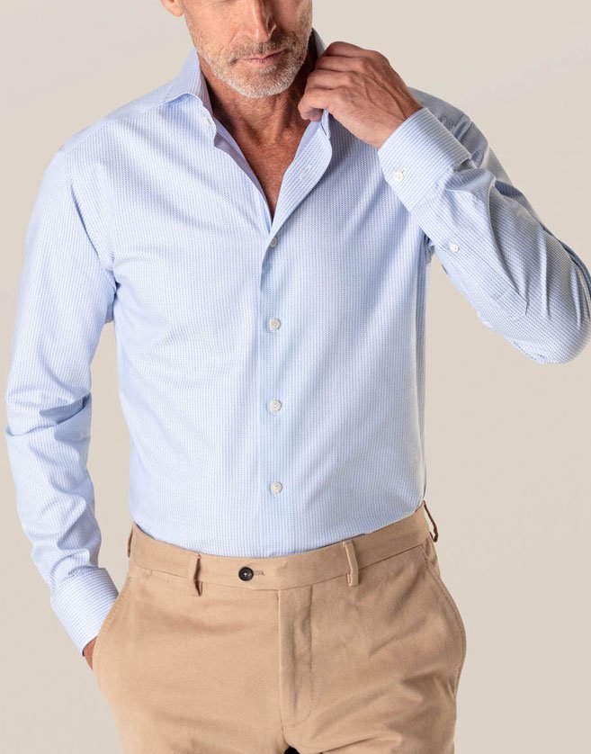 Chemise Eton bleu clair à manches longues. Technique de brocart exquise pour un effet ombré étonnant.