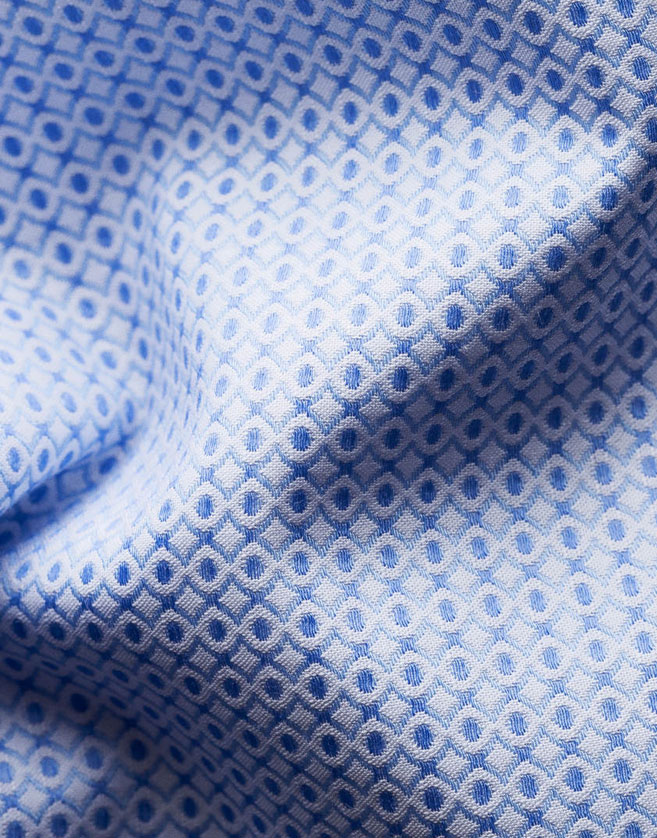 Chemise Eton bleu clair à manches longues. Technique de brocart exquise pour un effet ombré étonnant.