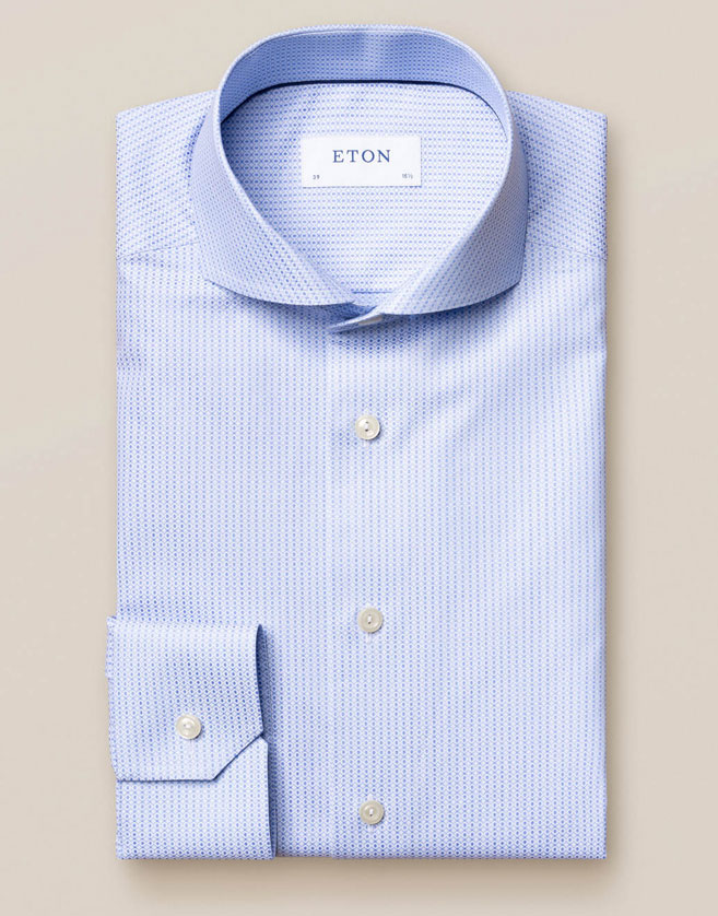 Chemise Eton bleu clair à manches longues. Technique de brocart exquise pour un effet ombré étonnant.