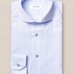 Chemise Eton bleue. Fabriqué à partir de sergé durable, avec sa texture diagonale distincte.