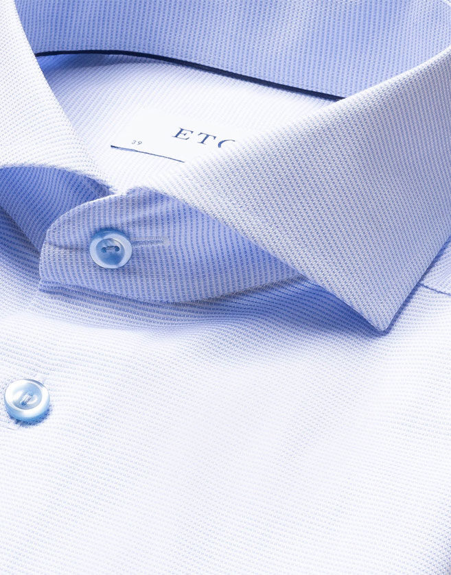 Chemise Eton bleue. Fabriqué à partir de sergé durable, avec sa texture diagonale distincte.