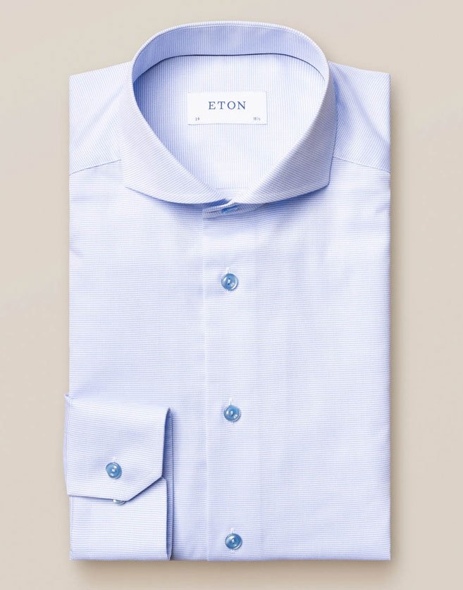 Chemise Eton bleue. Fabriqué à partir de sergé durable, avec sa texture diagonale distincte.