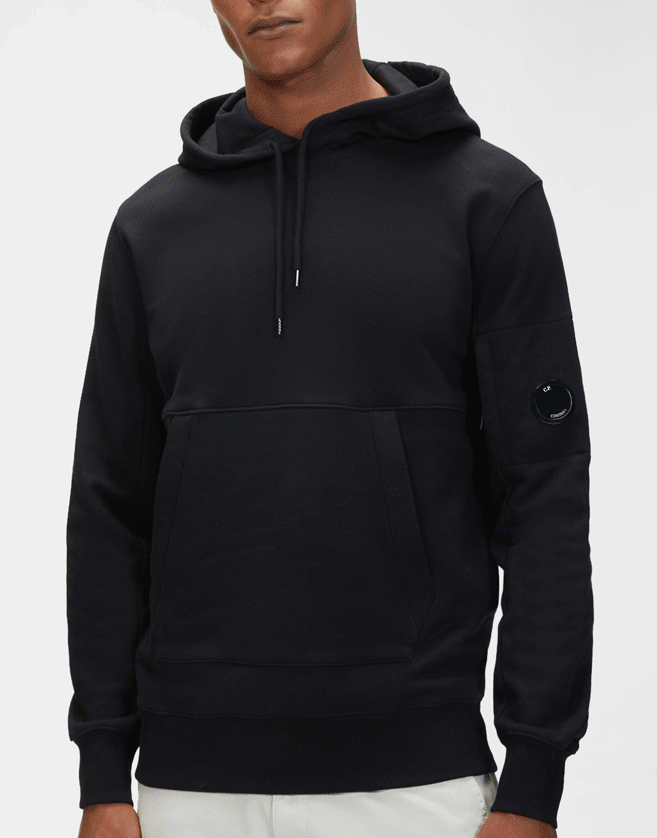 Proposé dans une coupe droite, ce sweatshirt CP Company pour homme présente une poche kangourou sur le devant, une capuche réglable par cordons de serrage.