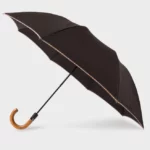 Ce parapluie noir arbore une bordure "Signature Stripe" et un pommeau en bois.