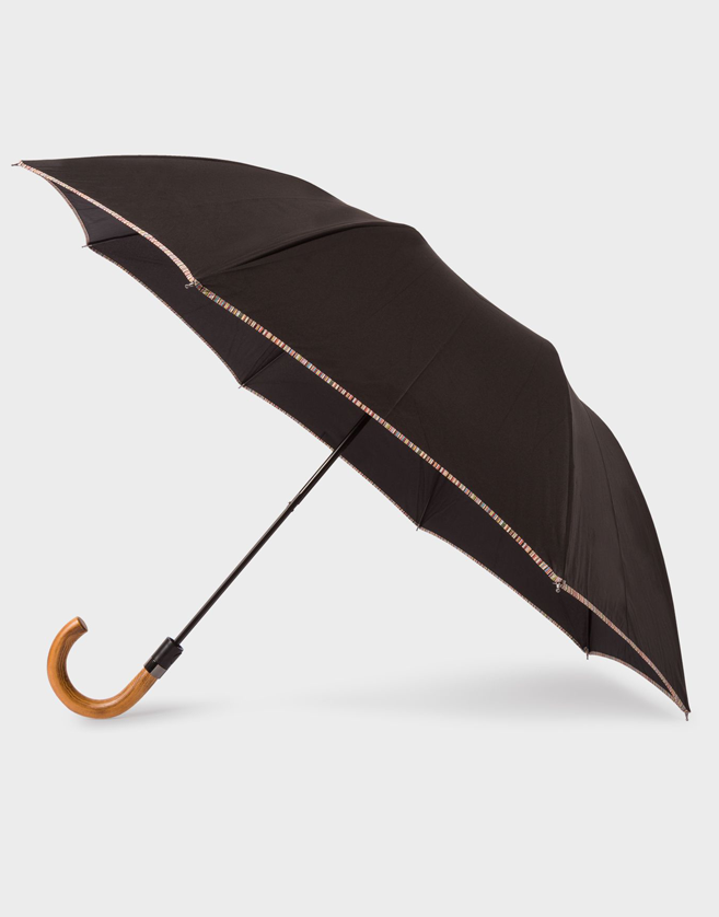 Ce parapluie noir arbore une bordure "Signature Stripe" et un pommeau en bois.
