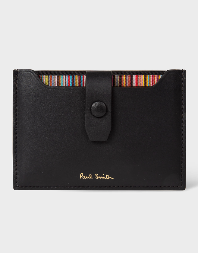 Fabriqué en Italie à partir d’un cuir légèrement texturé, ce porte-carte noir arbore un compartiment coulissant doté de fentes pour cartes de crédit