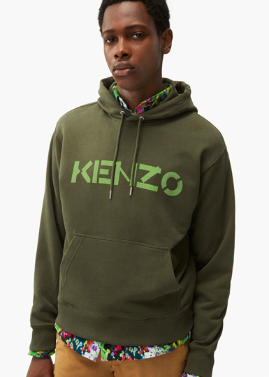 On adopte une allure décontractée et mode à la fois avec le sweatshirt à capuche KENZO Logo.