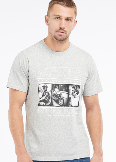 Le t-shirt Barbour International Steve McQueen Reel est doté d'un design à manches courtes avec une image de profil photographique