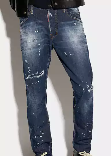 Jeans Dsquared2 en denim de coton stretch, coupe slim. Délavage usé avec détails effet vieilli et éclaboussures colorées.