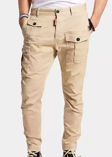 Pantalon chino de Dsquared2. La caractéristique remarquable de ce pantalon est les triples poches mal alignées de différentes tailles sur le devant