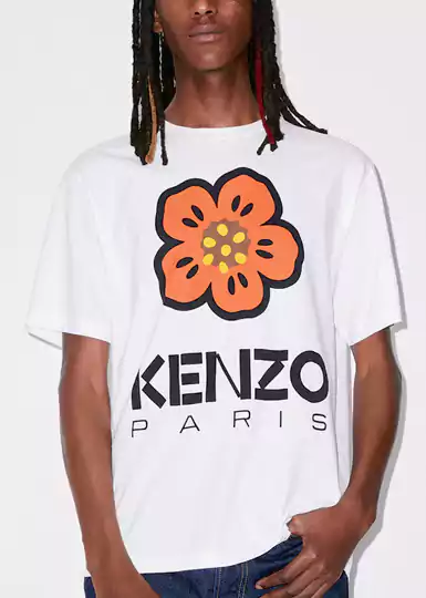 Avec ce t-shirt, Nigo fait perdurer le motif 'BOKE FLOWER', nouvel emblème de la Maison.