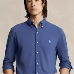 Idéale pour la mi-saison, sous un pull ou une veste, cette version de la chemise Ralph lauren à col boutonné distinctive est confectionnée dans un coton piqué le plus léger.