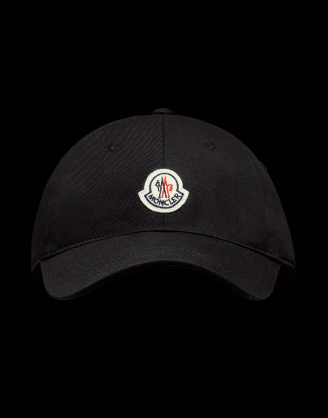 Cette casquette de baseball en gabardine est ornée d’un patch logo en feutre. Une patte réglable à l’arrière permet de l’adapter parfaitement à la taille de la tête.