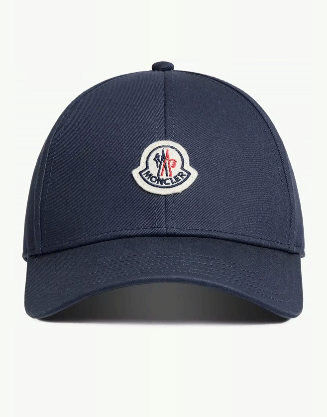 Cette casquette de baseball en gabardine est ornée d’un patch logo en feutre.