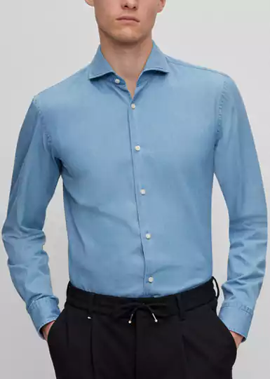 Une chemise Boss casual à manches longues signée BOSS Homme, confectionnée en denim de coton pur.