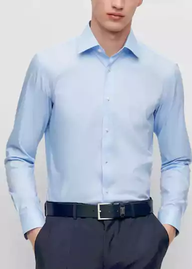 Une chemise Slim Fit facile à repasser en popeline de pur coton ornée de finitions en tissu à motif à l’intérieur, signée BOSS Homme.