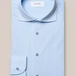 Cette chemise habillée élégante à rayures business classiques est confectionnée dans l’emblématique tissu stretch quatre-sens