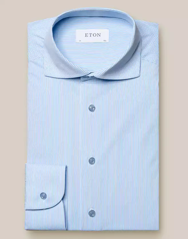 Cette chemise habillée élégante à rayures business classiques est confectionnée dans l’emblématique tissu stretch quatre-sens