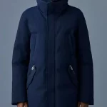 EDWARD est un manteau en duvet Nordic Tech 2 en 1 pour hommes avec une bavette à capuche amovible et une coque coupe-vent.