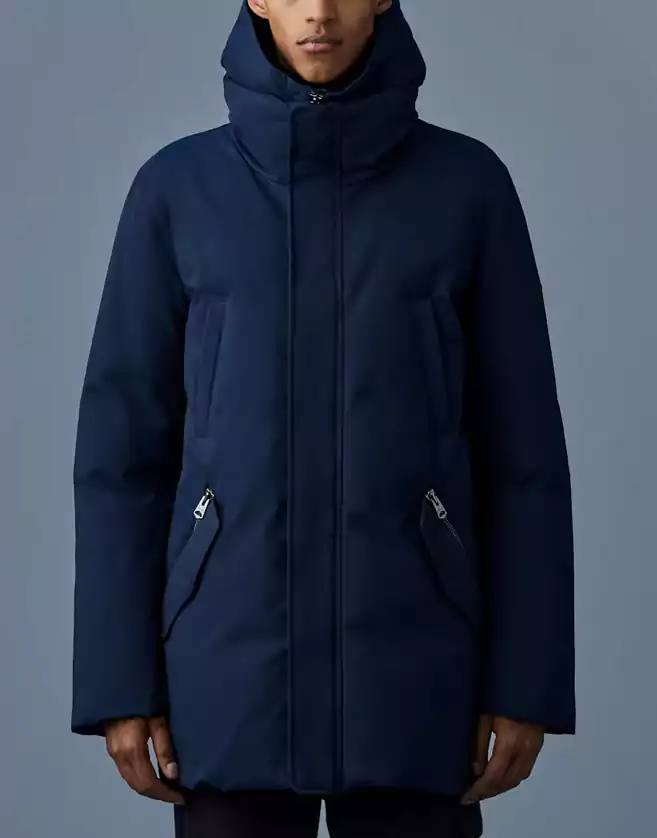 EDWARD est un manteau en duvet Nordic Tech 2 en 1 pour hommes avec une bavette à capuche amovible et une coque coupe-vent.