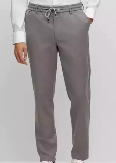 Un pantalon à la coupe Regular Rise droite et fuselée signé BOSS Homme, confectionné en coton mélangé infroissable.