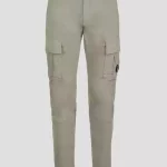 Doté d’une coupe ergonomique, ce pantalon cargo classique teint en pièce présente deux poches cargo, dont une ornée du détail en forme de verre de lunette C.P. Company.