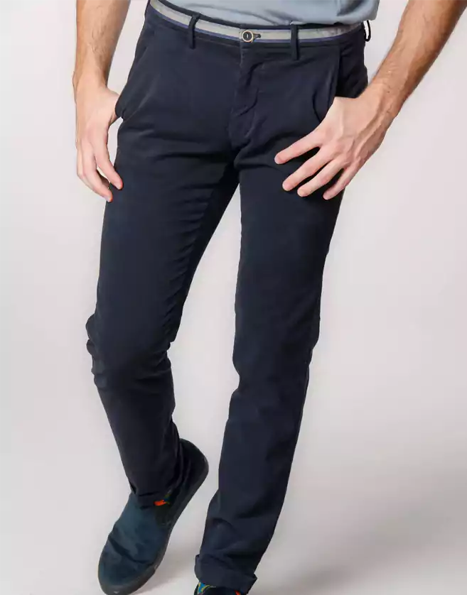 Pantalon chino  pour homme Mason's, modèle Torino Winter , coupe slim. Ce pantalon pour homme de la ligne “rubans et détails” a une ligne classique