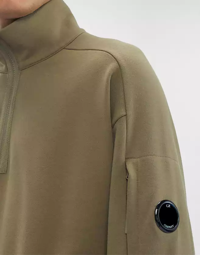 Sweatshirt avec col zippé montant. Ce modèle présente également un ourlet et des poignets côtelés, ainsi que deux poches avant zippées en biais.