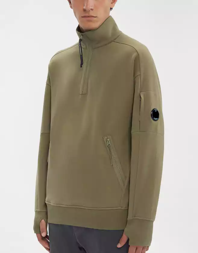 Sweatshirt avec col zippé montant. Ce modèle présente également un ourlet et des poignets côtelés, ainsi que deux poches avant zippées en biais.