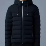 JACK est une veste en duvet recyclé ultra léger AGILE-360 pour hommes, dotée d'une capuche à visière tempête réglable.