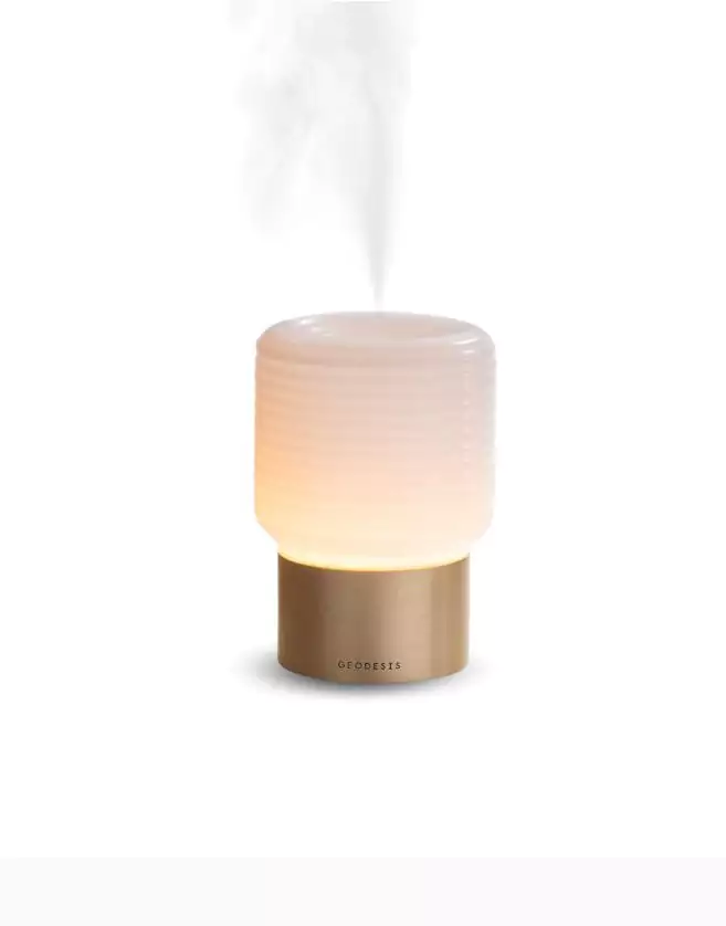 Ce Brumisateur de parfum est un diffuseur de parfum à froid lumineux doté d’un variateur de lumière.