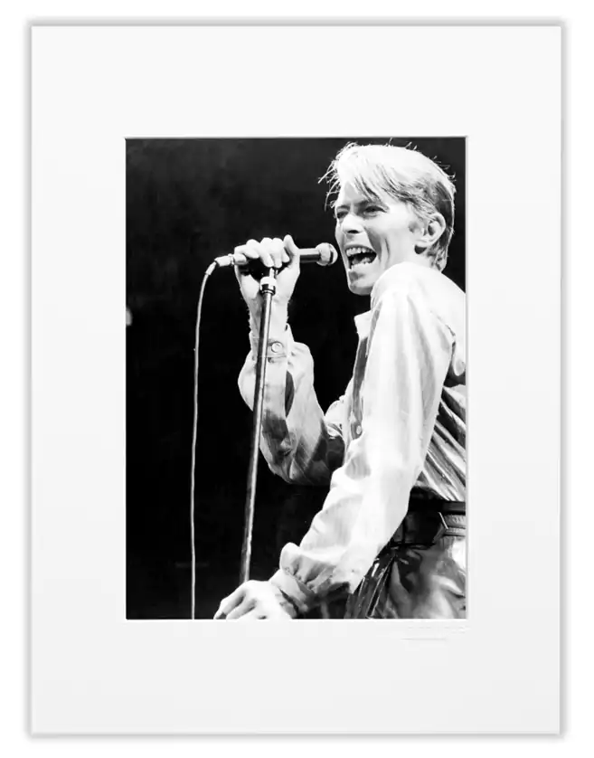 Photo de David Bowie.Les tirages 30 x 40 cm sont présentés sous passes-partout.