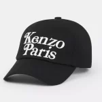 Cette casquette met en avant le nouveau logo 'KENZO Paris' créé en collaboration avec l’artiste japonais Verdy.
