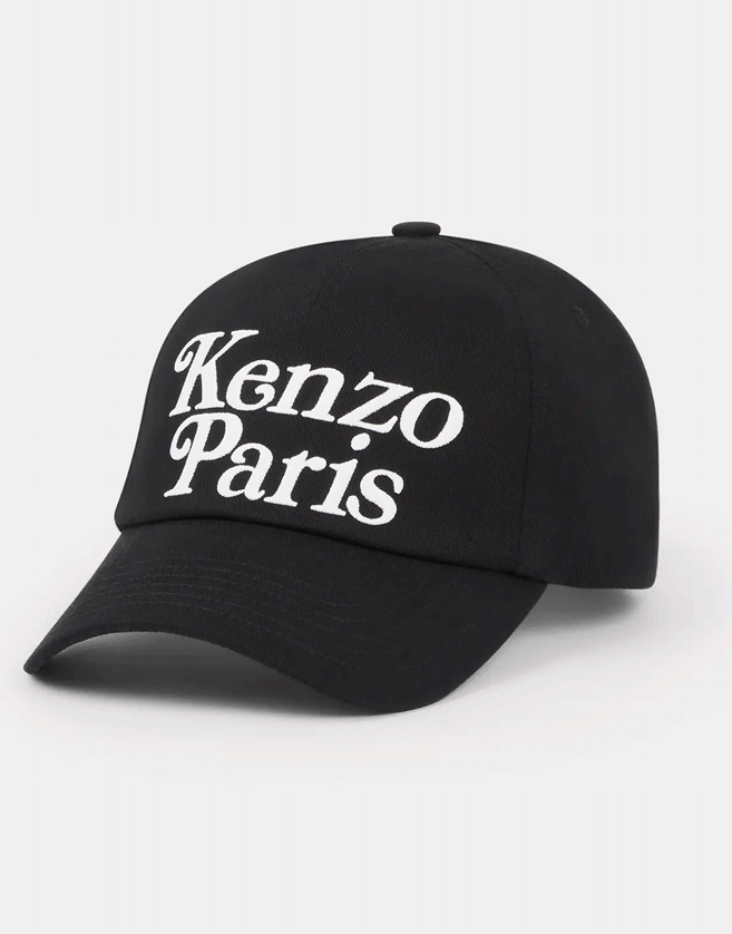 Cette casquette met en avant le nouveau logo 'KENZO Paris' créé en collaboration avec l’artiste japonais Verdy.