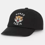 L'emblématique casquette streetwear met en avant le célèbre Tigre de la Maison à travers une broderie KENZO Lucky Tiger.