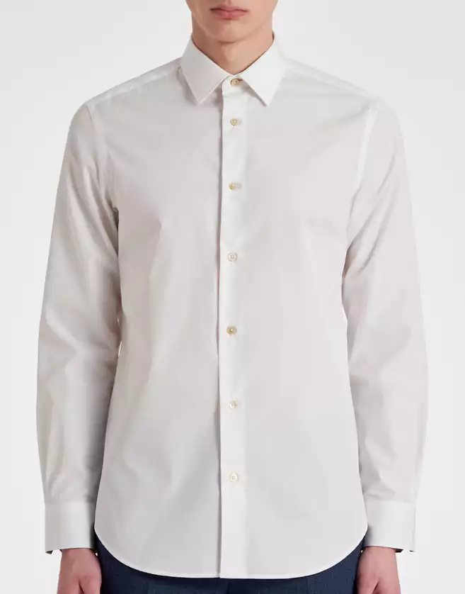 Confectionnée en Italie à partir de 100 % coton, cette chemise blanche raffinée à manches longues est coupée dans une coupe ajustée