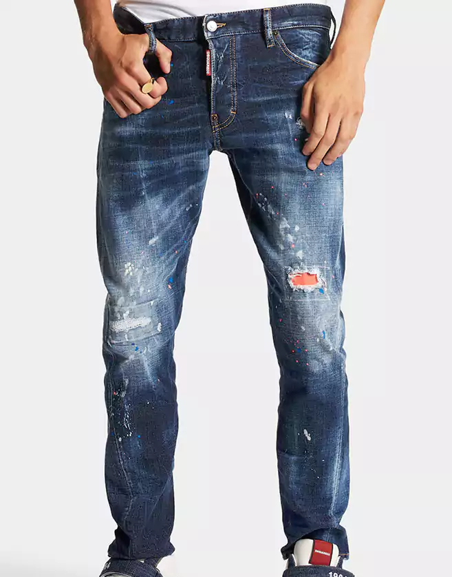 Pantalon en denim stretch cinq poches. Délavage : used avec marques d'usure et déchirures.