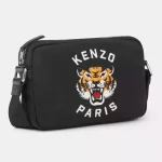 Ce sac à bandoulière 'KENZO Varsity' arbore l'iconique Tigre rugissant, brodé sur la face avant.