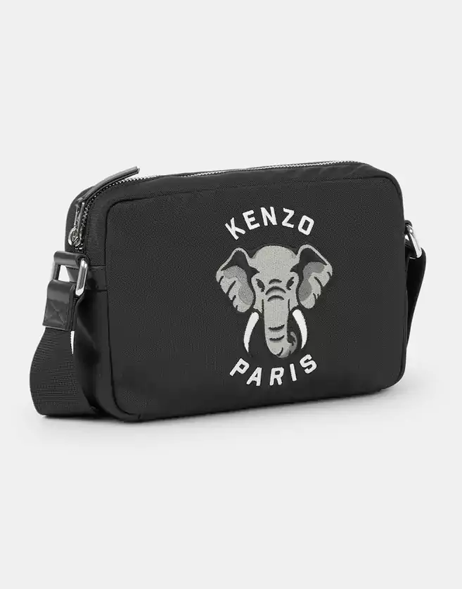 Ce sac à bandoulière présente l'animal préféré de Kenzo Takada, l'éléphant, devenu une véritable mascotte de la Maison.