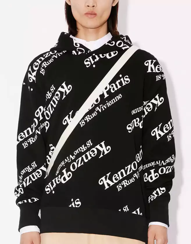 Ce sweatshirt à capuche marque la collaboration entre Nigo et Verdy. Porté par des influences vintage...