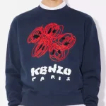 Ce sweatshirt au graphisme pop met en valeur l'emblématique 'BOKE FLOWER' dessinée à la main pour rappeler les croquis de Kenzo Takada.