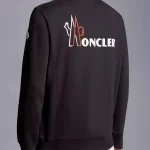 Doté d'un col rond classique, ce sweatshirt est conçu en molleton de coton. Ce basique décontracté est orné de motifs logo sur le devant et au dos.