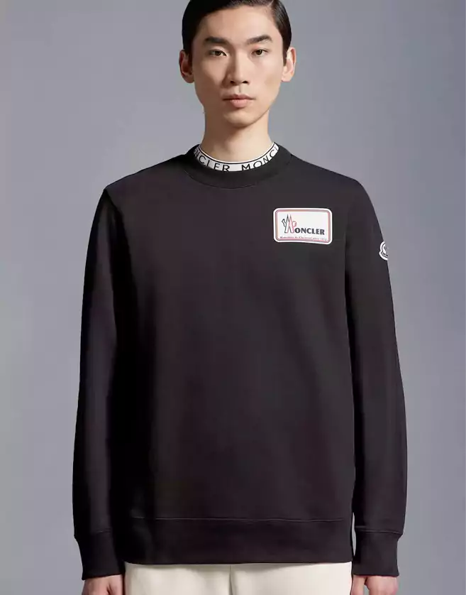 Doté d'un col rond classique, ce sweatshirt est conçu en molleton de coton. Ce basique décontracté est orné de motifs logo sur le devant et au dos.