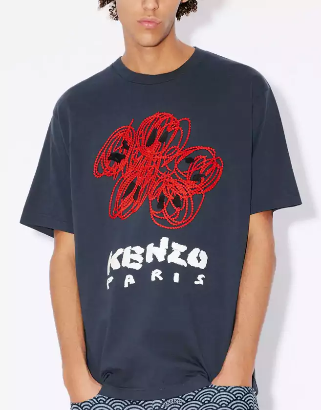 Pour la saison, la 'Boke Flower' imaginée par Nigo est revisitée sous forme de dessin manuel sur ce t-shirt.